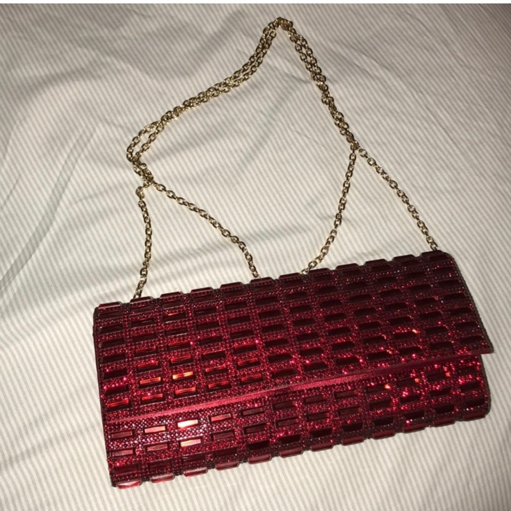 ISO… I am looking for this clutch/bag